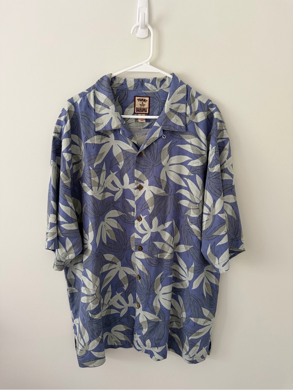 Vintage Tommy Bahama Blue and Cream Leaf-Print Short Sleeve Camp Shirt